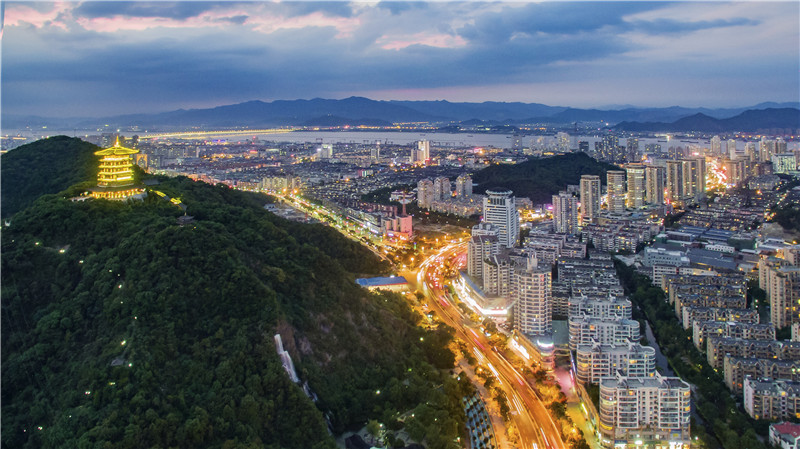 臺州新春第一會，3位企業(yè)家坐主席臺，書記到臺前為他們頒獎(jiǎng)